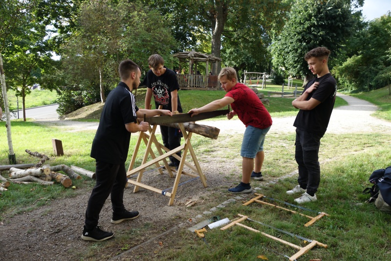 4 Azubis arbeiten mit Holzbrettern