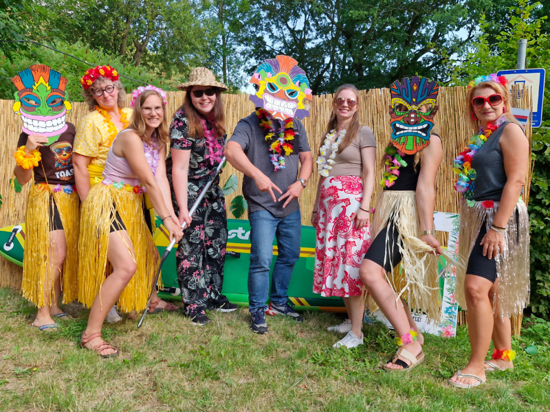 Mitarbeiter als Hawaii-Insulaner auf Sommerfest 2024