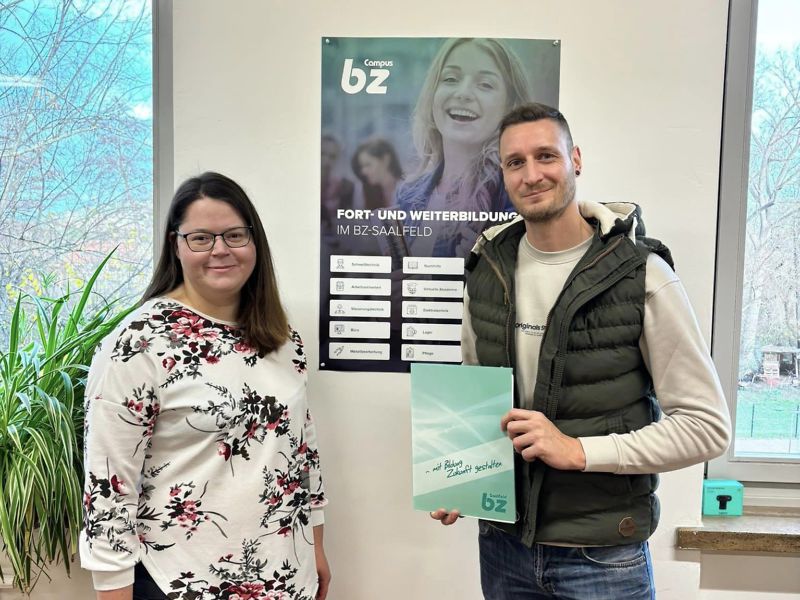 2 Mitarbeiter mit Urkunde Meisterausbildung