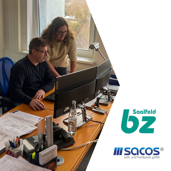 2 Mitarbeiter im Büro am Computer