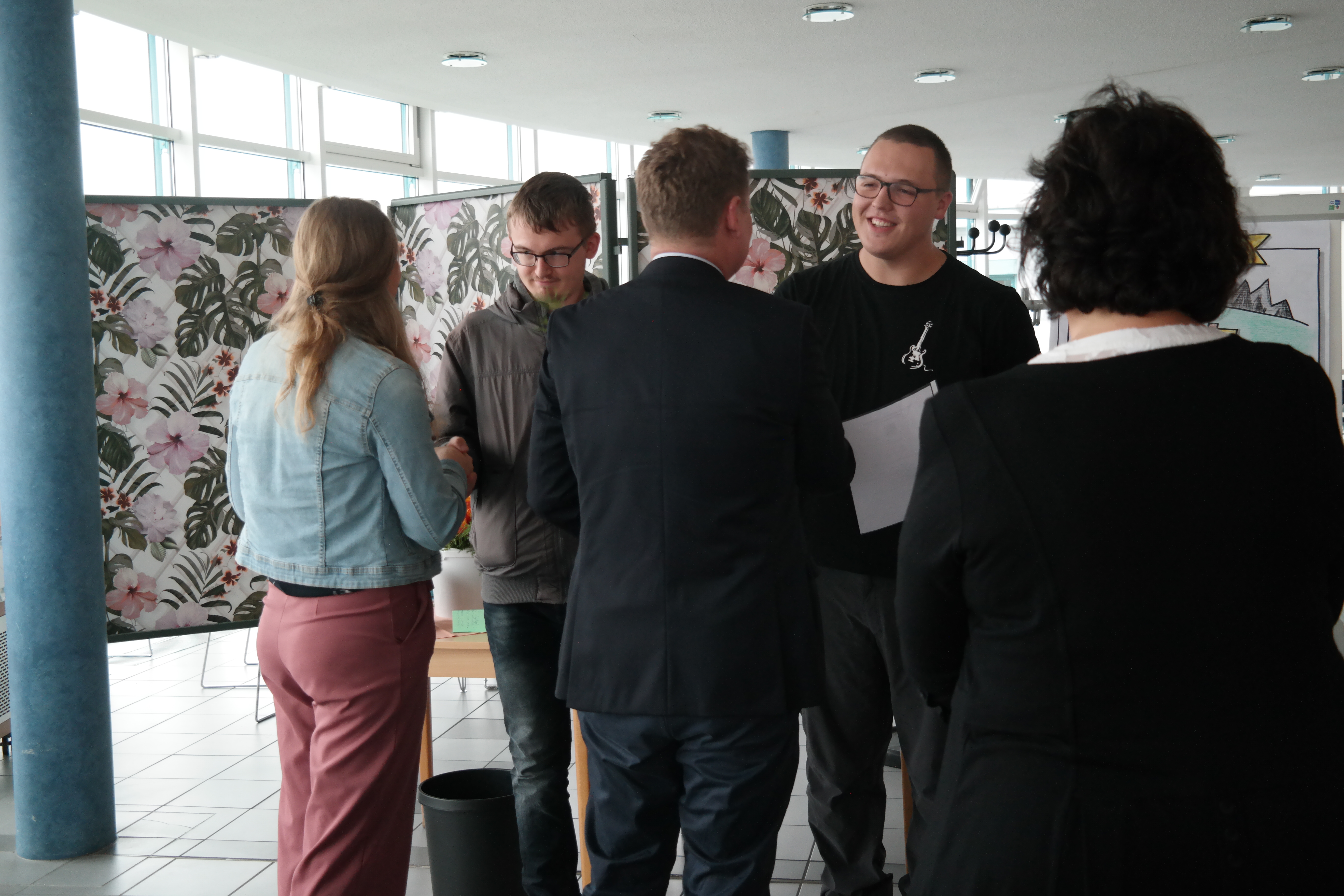 Mitarbeiter gratulieren den Azubis