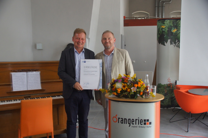 Herr Majewski und Herr Drosdzoll mit einer Urkunde