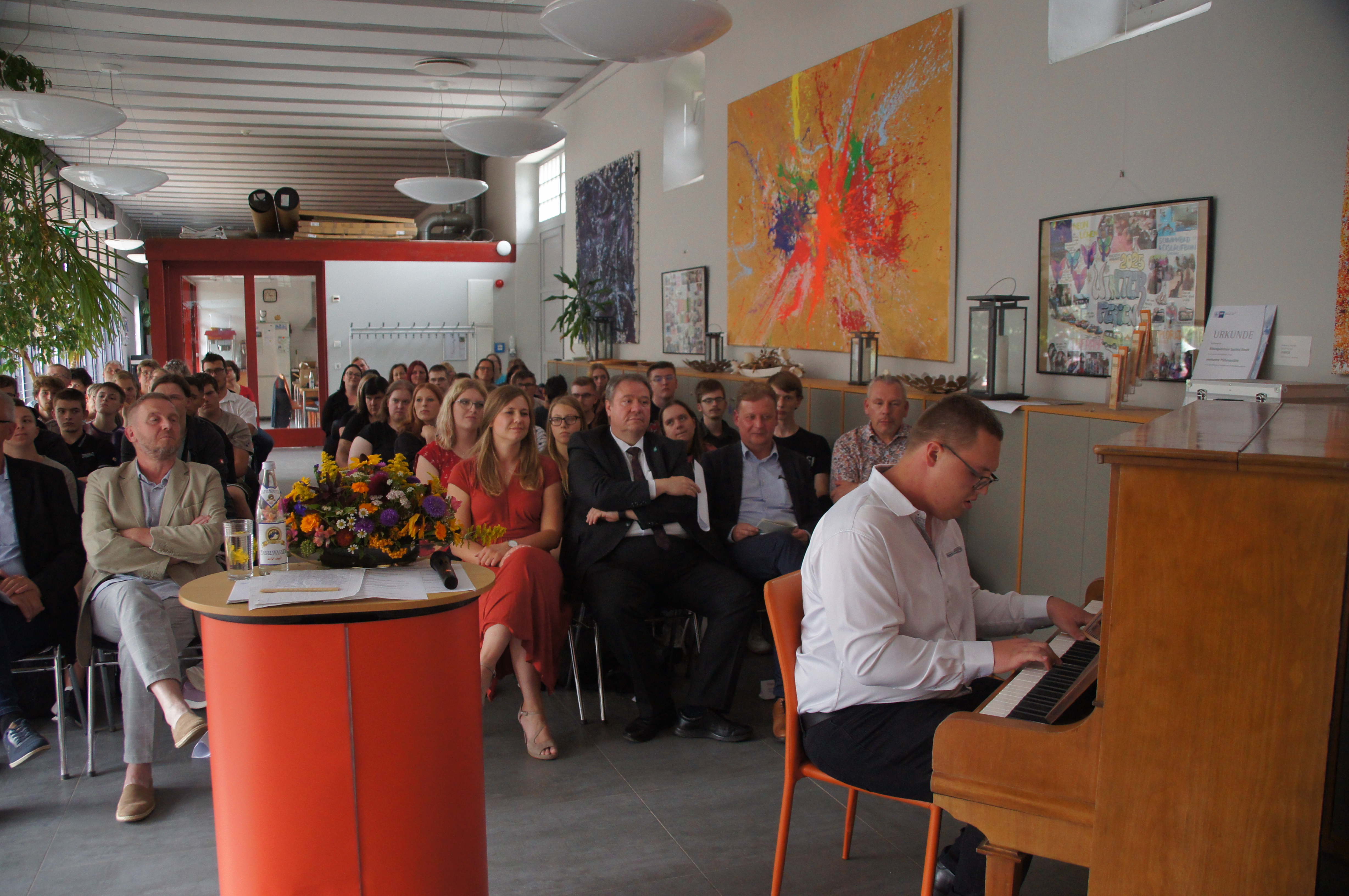 Auszubildender spielt Klavier zur Eröffnung des neuen Lehrjahres