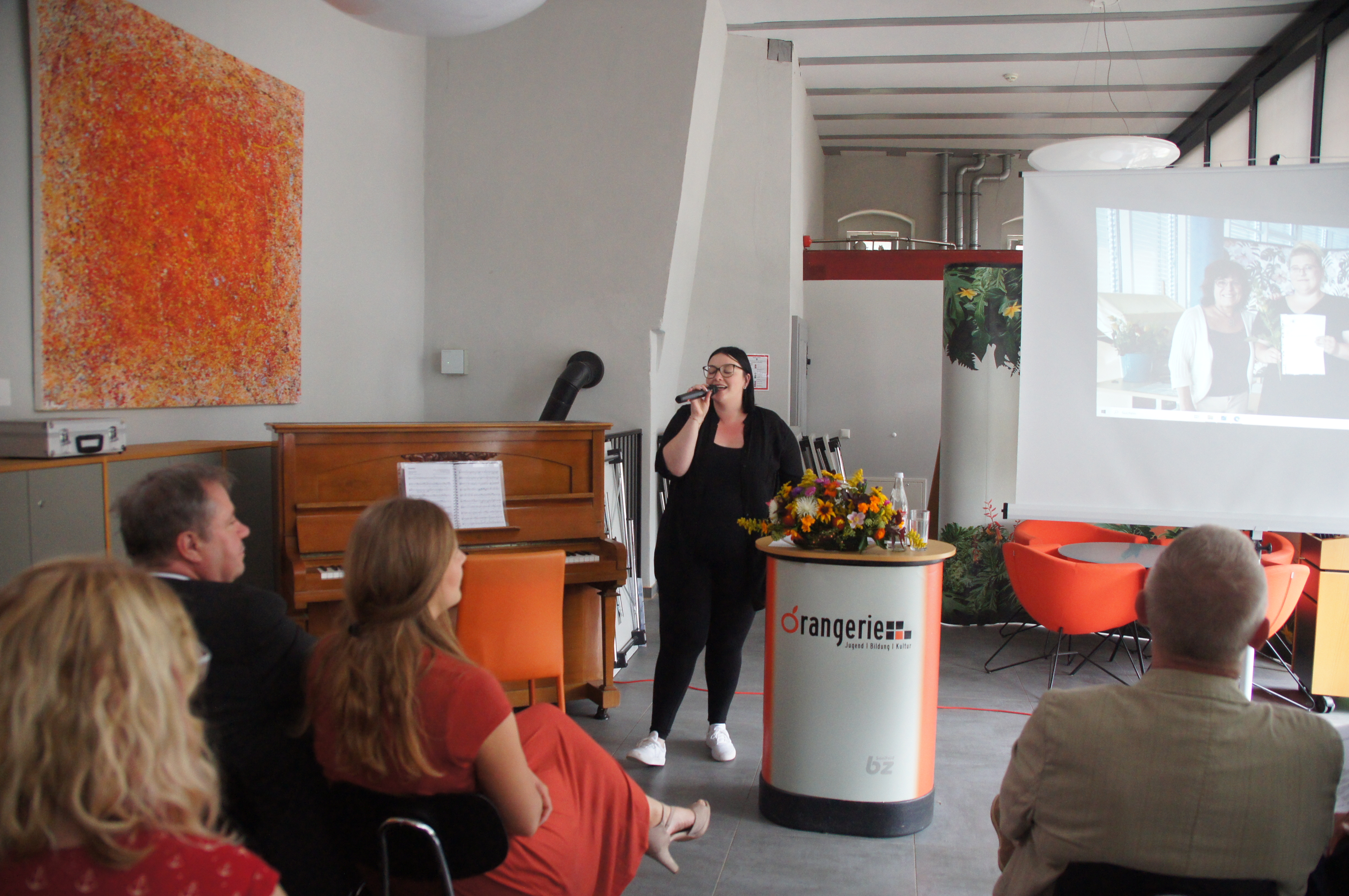 Mitarbeiterin singt zur Eröffnung des neuen Ausbildungsjahres 