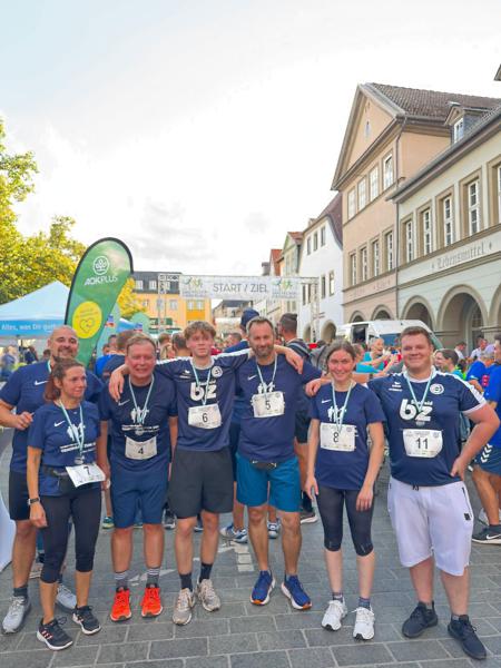 Mitarbeiter und Mitarbeiterin beim Firmenlauf 2025