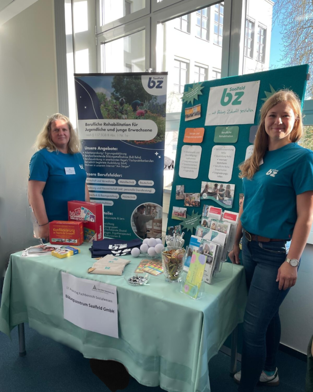2 Mitarbeiterinnen an Ständen BZ Saalfeld