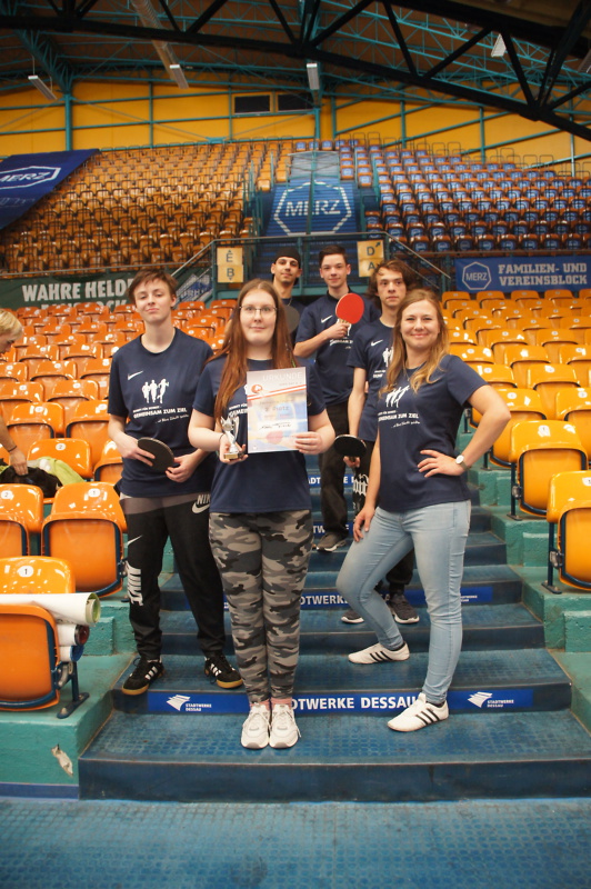 Mitarbeiter, Azubis mit Urkunde beim Tennisturnier